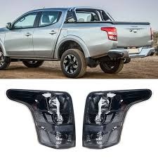 FARO TRASERO FONDO NEGRO MITSUBISHI TRITON L200  15-18
