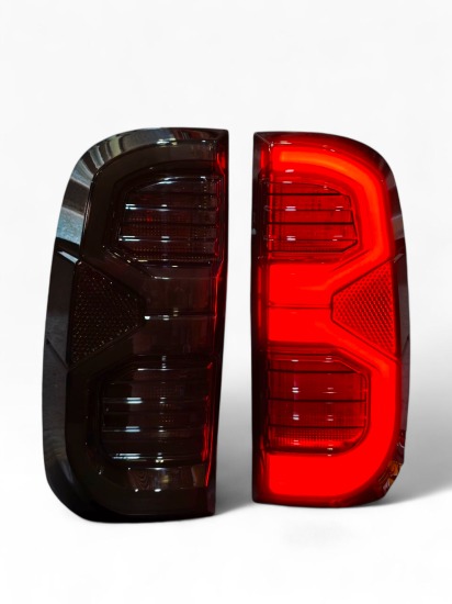 FARO TRASERO LED HILUX VIGO FUME " BRAS "