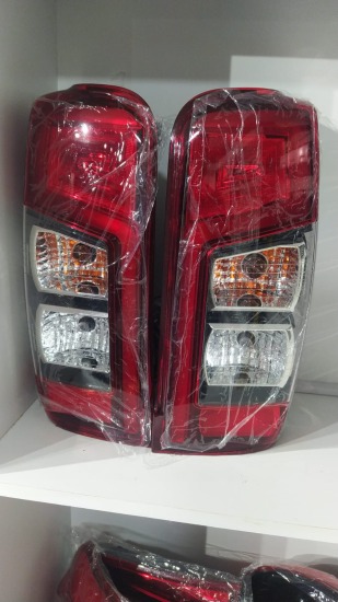 FARO TRASERO MITSUBISHI TRITON ROJO